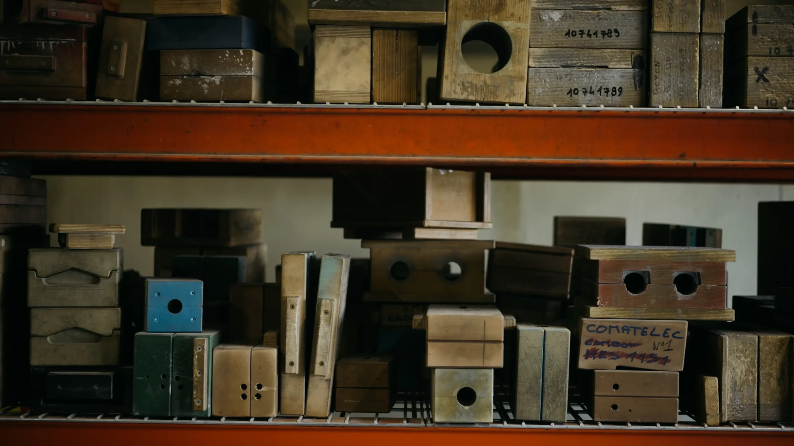 Rayonnage de modèles et boîtes à noyaux en bois stockés dans l'atelier de fonderie