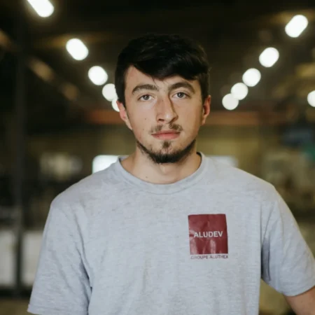 Portrait d'un jeune membre de l'équipe de la fonderie dans l'atelier de production