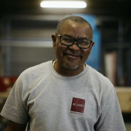 Portrait souriant d'un opérateur expérimenté de la fonderie posant dans son atelier