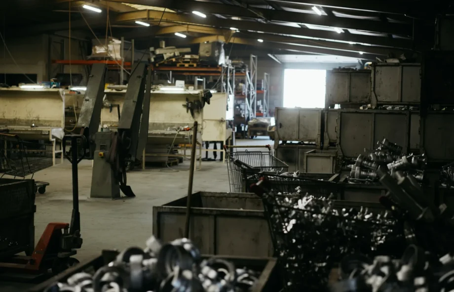 Perspective de l'atelier de fonderie avec pièces sur palettes et postes de production