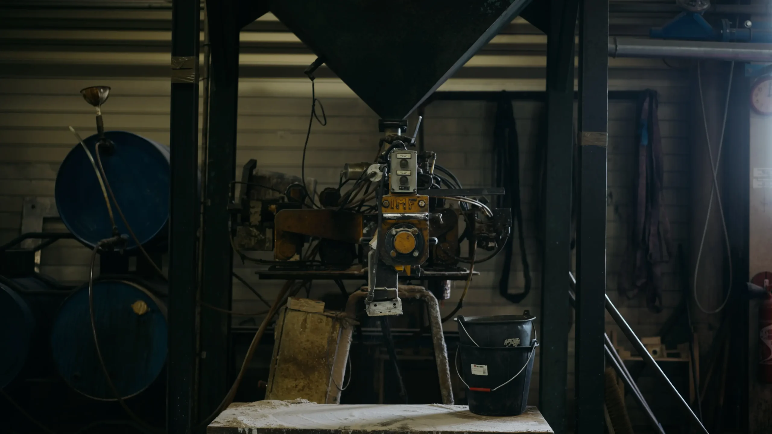 Machine à trémie servant au traitement du sable de moulage dans l'atelier de fonderie