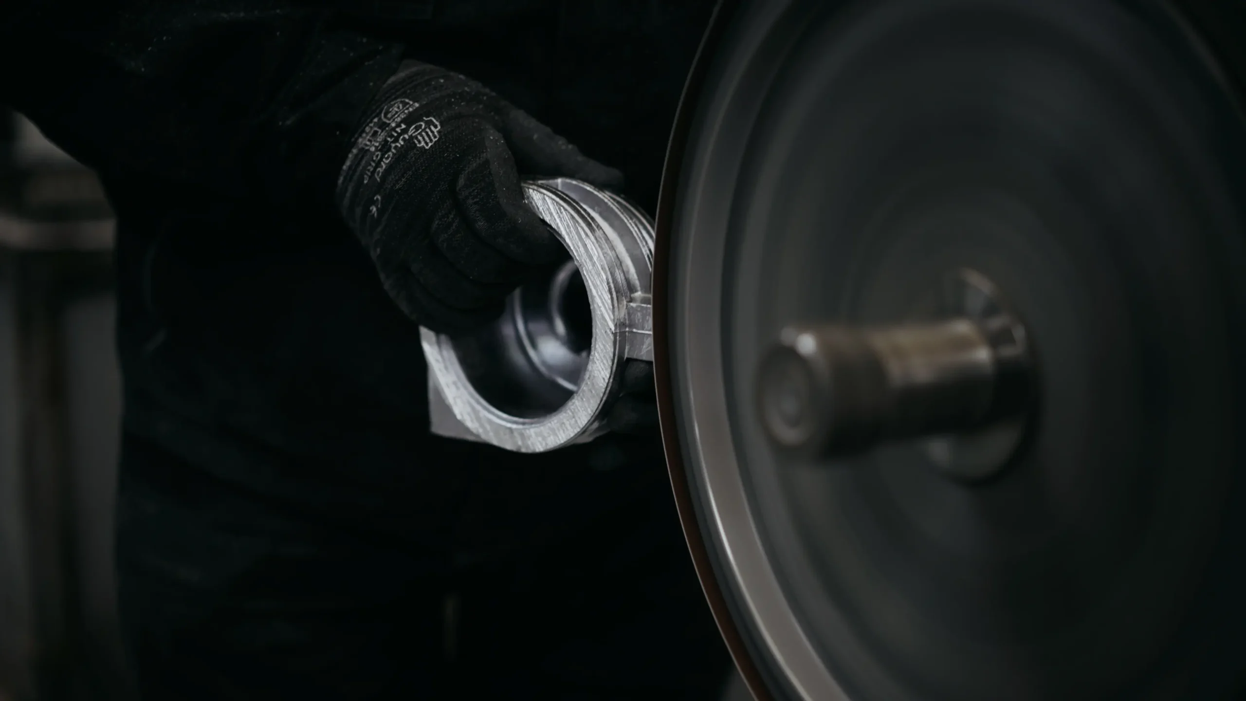 Mains gantées présentant une pièce annulaire coulée à la meule pour l'étape d'ébavurage