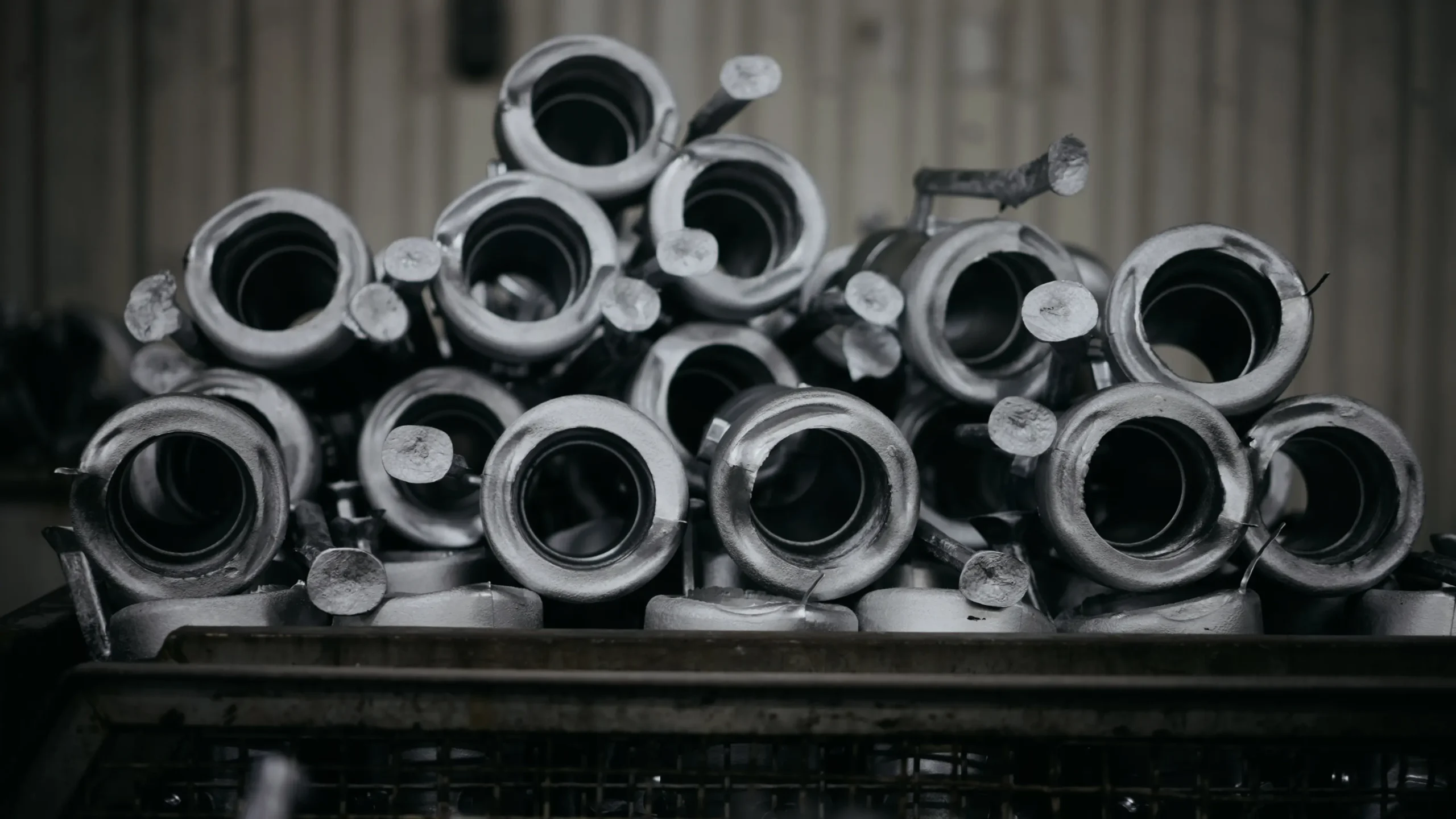 Empilement de pièces brutes en aluminium coulé, avec masselottes, sorties de moulage