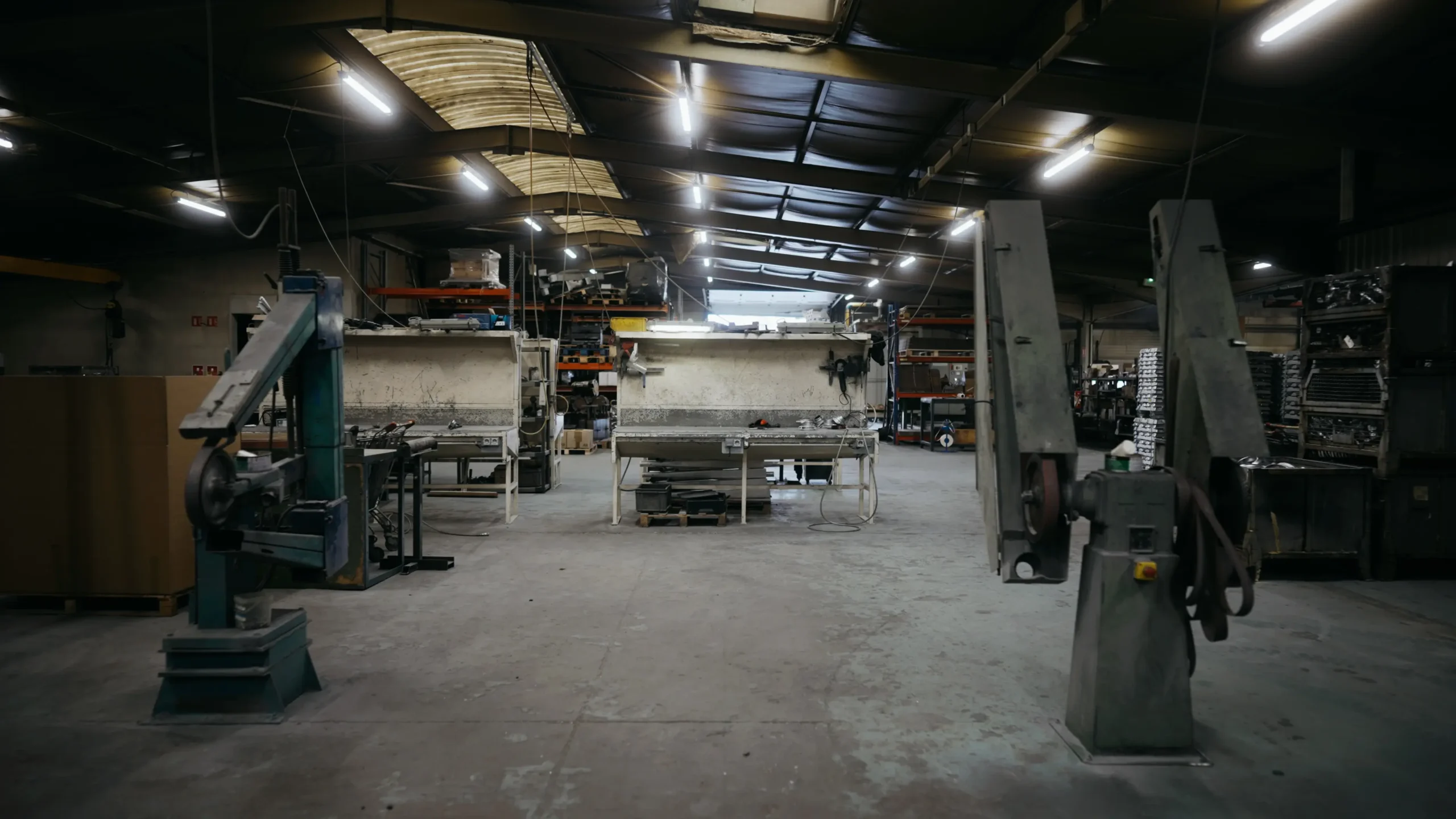 Vue d'ensemble de l'atelier de fonderie avec ses machines et allées de production