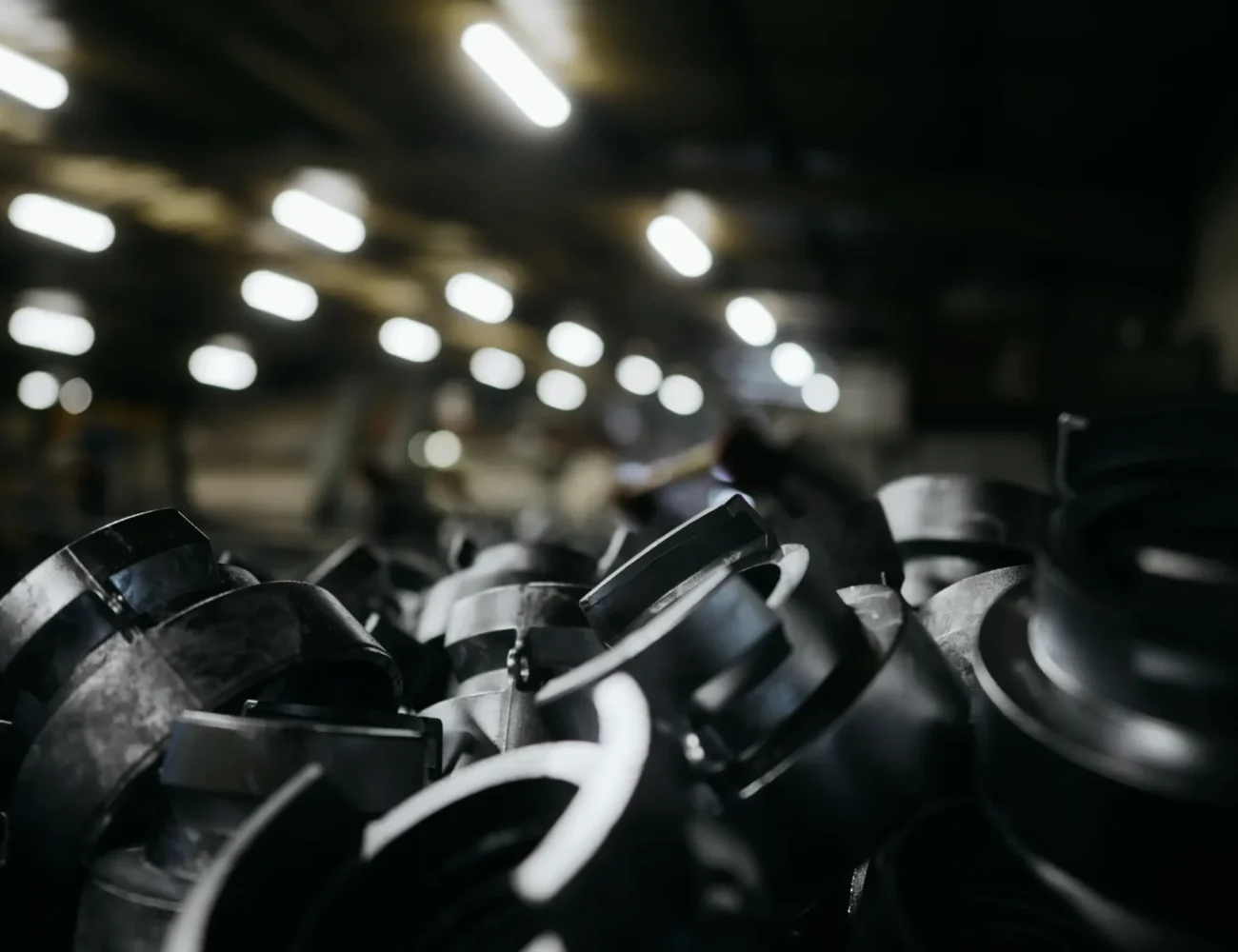 Pièces brutes de fonderie aluminium empilées dans l'atelier juste après le démoulage