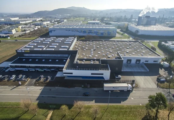 Vue aérienne du site industriel de la fonderie et de son environnement en zone d'activité