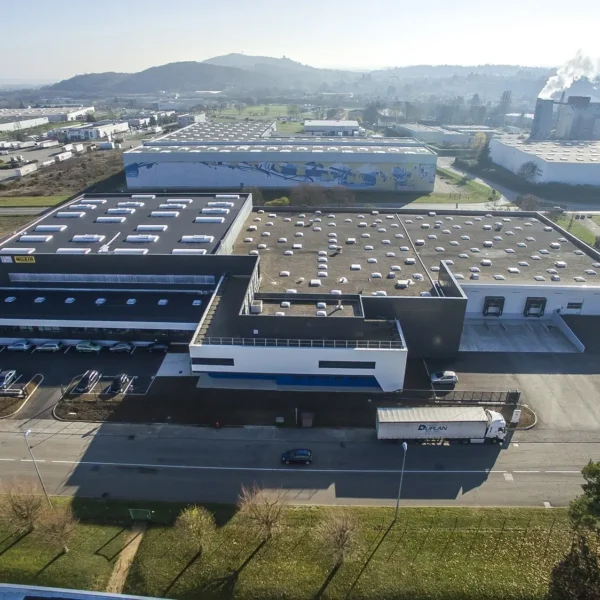 Vue aérienne du site industriel de la fonderie et de son environnement en zone d'activité