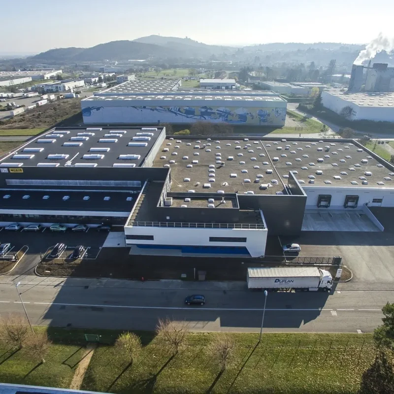 Vue aérienne du site industriel de la fonderie et de son environnement en zone d'activité