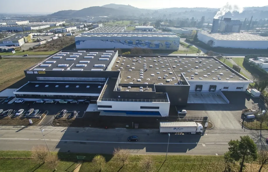 Vue aérienne du site industriel de la fonderie et de son environnement en zone d'activité